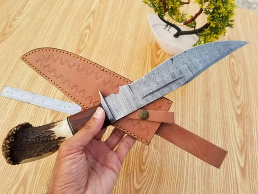 Ręcznie wykonany nóż myśliwski Bowie ze stali D2: rękojeść z poroża, skórzana pochwa