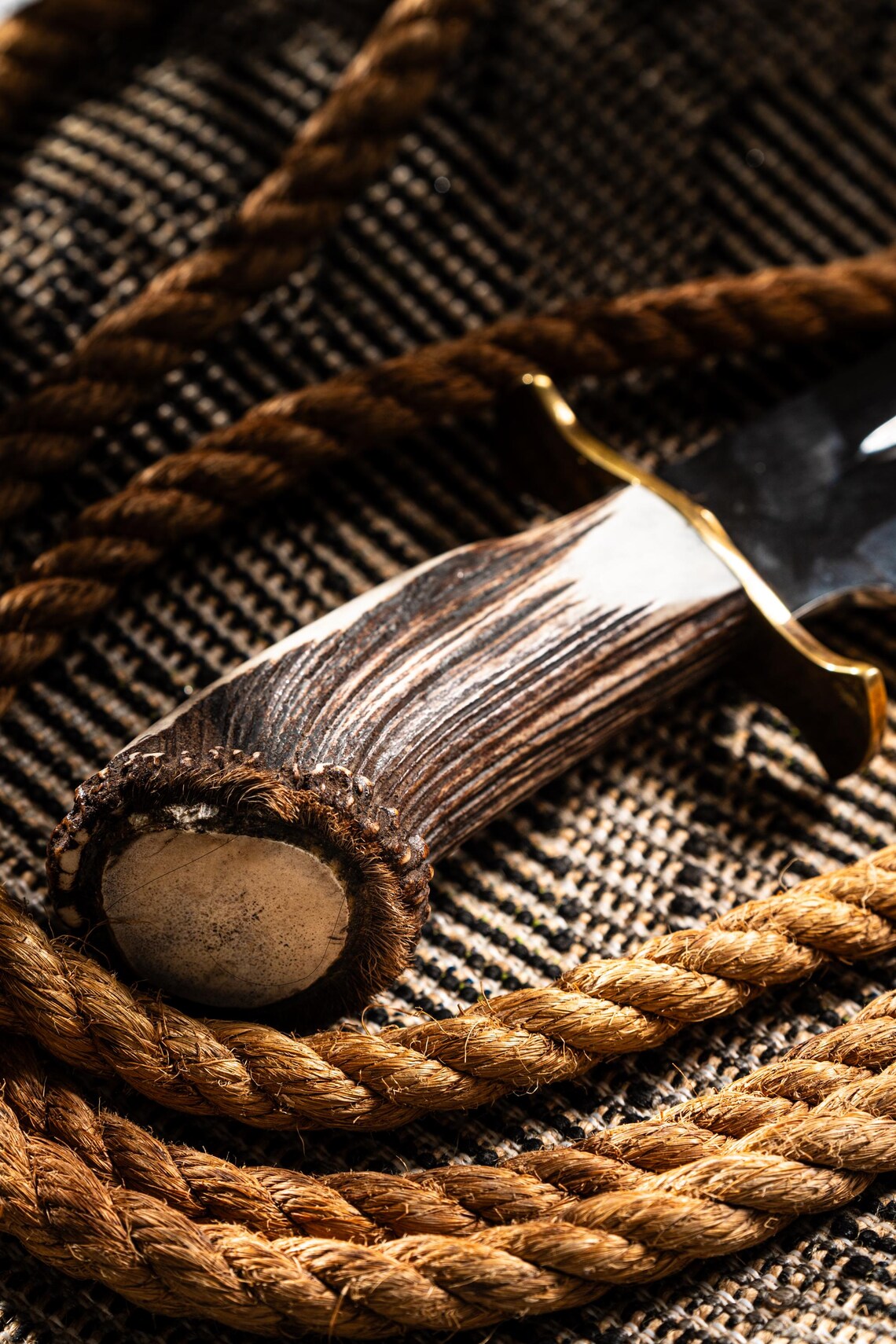 Nóż Bowie z poroża jelenia, kuty ręcznie ze stali węglowej