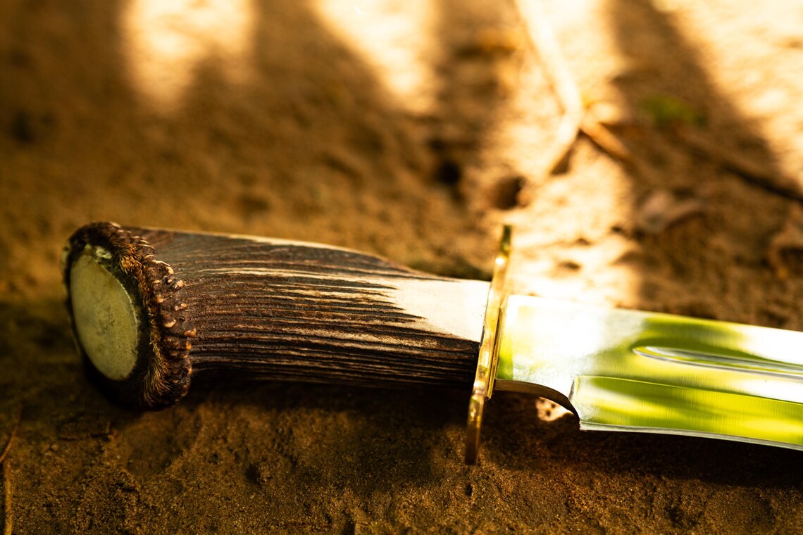 Nóż Bowie z poroża jelenia, kuty ręcznie ze stali węglowej